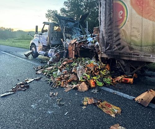 Результатом несчастного случая стал повреждённый грузовик и подгоревшие бананы