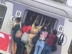 Пассажирки, висевшие в дверях поезда, вызвали к себе немало сочувствия