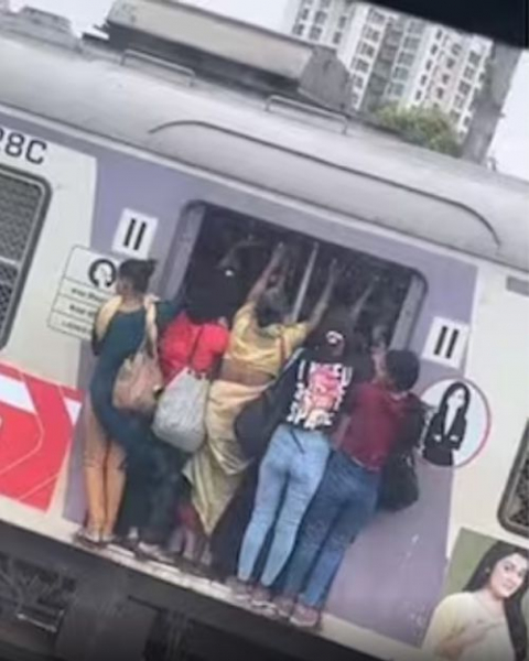 Пассажирки, висевшие в дверях поезда, вызвали к себе немало сочувствия