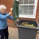 Бабушка три километра тащила мусорный контейнер, который никто не захотел убирать
