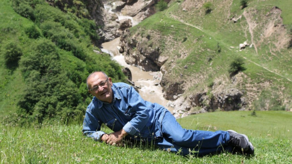 От Урала до Дальнего Востока: как таджикский журналист в свои 74 года путешествует с одним рюкзаком за спиной