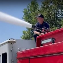 Пожарные помогли детям справиться с летней жарой