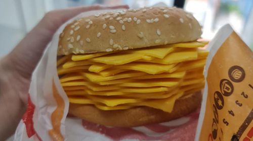 В «настоящем чизбургере» оказалось слишком много сыра