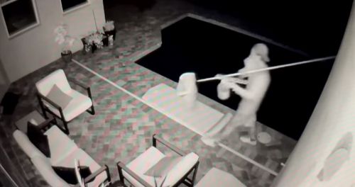 Домовладелец тридцать раз выстрелил в чистильщика бассейнов, которого он принял за грабителя