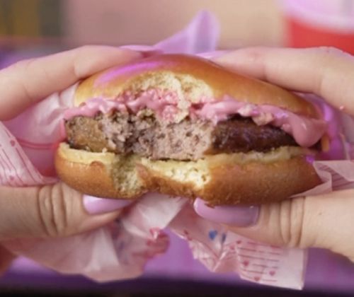 Любителям фастфуда предложили попробовать чизбургер с розовым соусом в «Барби-стиле»
