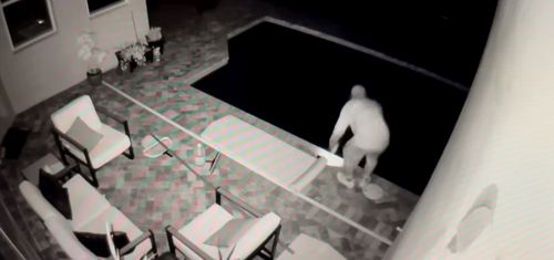 Домовладелец тридцать раз выстрелил в чистильщика бассейнов, которого он принял за грабителя
