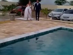 Жених притворился, что хочет вместе с невестой прыгнуть в бассейн, но в последний момент передумал