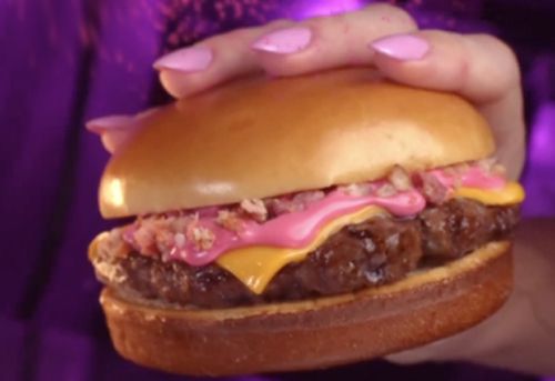 Любителям фастфуда предложили попробовать чизбургер с розовым соусом в «Барби-стиле»