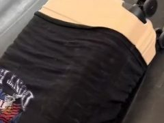Девушка раздела своего бойфренда, чтобы облачить в его футболку дорогостоящий чемодан
