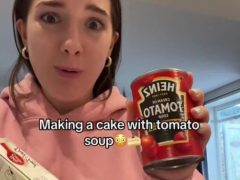 Чтобы испечь торт, хозяйка добавила в тесто томатный суп