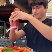 Клиент полил пиццу кетчупом и ужаснул персонал ресторана