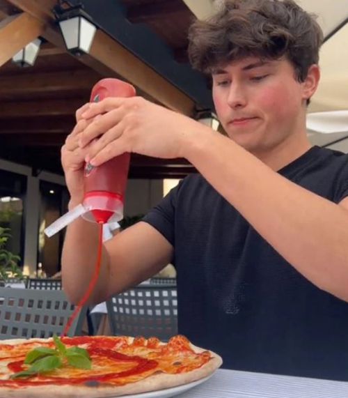 Клиент полил пиццу кетчупом и ужаснул персонал ресторана