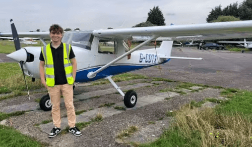 Юноша стал пилотом самолёта, хотя он ещё не умеет водить машину