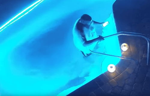 Домовладелец хотел посмотреть на лягушку в бассейне, но вместо этого утопил телефон