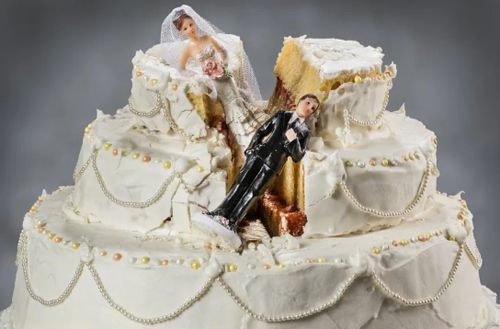 Не успев выйти замуж, невеста пожелала развестись из-за инцидента с тортом