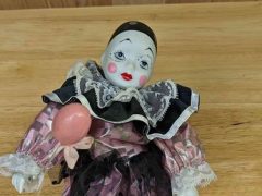 Женщина выставила на продажу куклу, которая «точно не является одержимой»