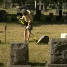 Добровольцы приезжают на кладбище, чтобы приводить в порядок надгробия