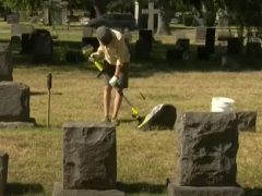 Добровольцы приезжают на кладбище, чтобы приводить в порядок надгробия