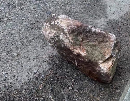 Полиция арестовала злодея, нарочно оставлявшего камни посреди дороги