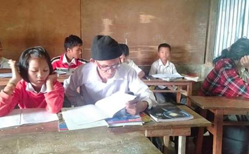 Пожилой мужчина поступил в девятый класс школы, чтобы выучить английский язык