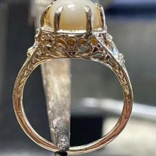 Посетительница ресторана нашла в моллюске жемчужину и украсила драгоценностью обручальное кольцо