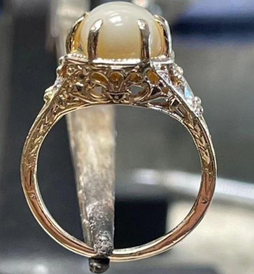 Посетительница ресторана нашла в моллюске жемчужину и украсила драгоценностью обручальное кольцо