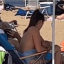 Маму, покормившую сына грудью на пляже, заклеймили позором в интернете без её ведома