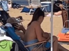 Маму, покормившую сына грудью на пляже, заклеймили позором в интернете без её ведома