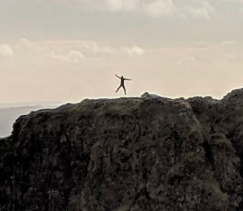 Фотографируя красивый пейзаж, мужчина запечатлел прыгучего незнакомца