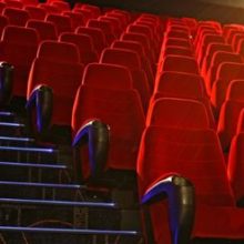 Зритель в кинотеатре отказался меняться местами с незнакомкой, пожелавшей сидеть вместе с дочкой