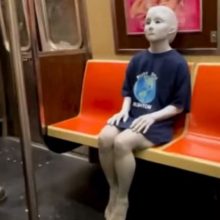 Пассажиры метро удивились, увидев в общественном транспорте инопланетянина