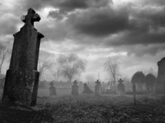 Загадочные знаки и суеверия: что ни в коем случае нельзя делать на похоронах?