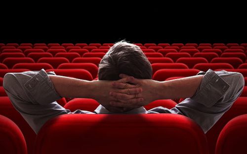 Зритель в кинотеатре отказался меняться местами с незнакомкой, пожелавшей сидеть вместе с дочкой