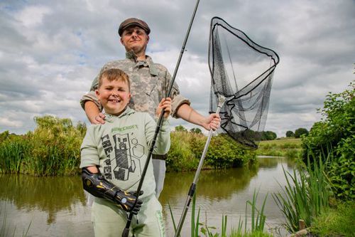 Мальчик, родившийся с одной рукой, получил возможность рыбачить благодаря бионическому протезу