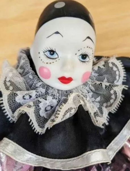 Женщина выставила на продажу куклу, которая «точно не является одержимой»