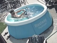 Вместо того, чтобы расслабиться, мужчина выпал из бассейна