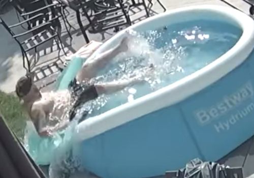 Вместо того, чтобы расслабиться, мужчина выпал из бассейна