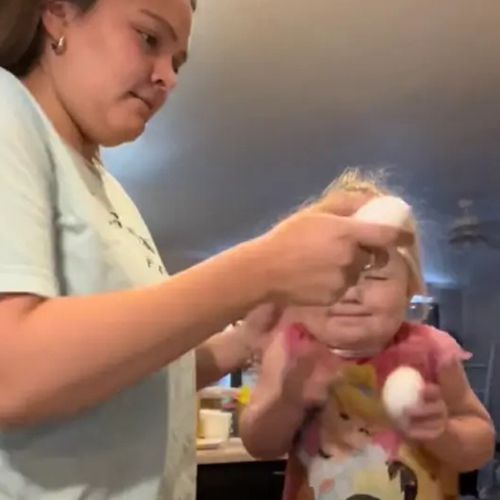 Родители увлеклись новой модой и разбивают яйца об детские головы