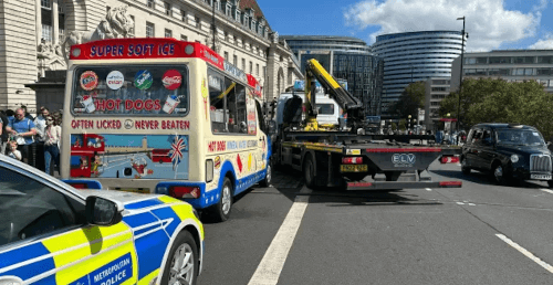 Полицейские конфисковали фургон со слишком дорогим мороженым, продающимся без лицензии