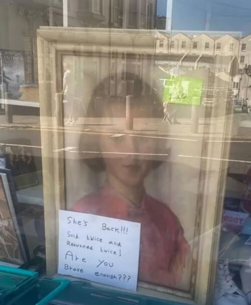 Картину с «жуткой аурой» уже дважды возвращали в благотворительный магазин