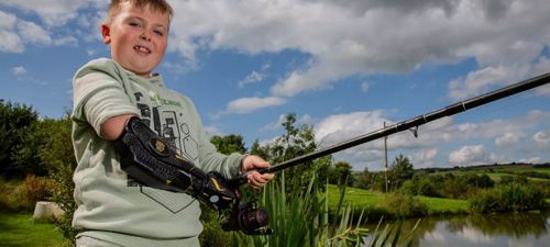 Мальчик, родившийся с одной рукой, получил возможность рыбачить благодаря бионическому протезу