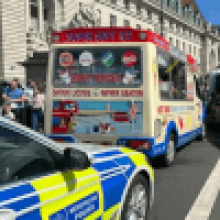 Полицейские конфисковали фургон со слишком дорогим мороженым, продающимся без лицензии