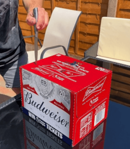 Умелец превратил коробку с пивными бутылками в идеальный «дозатор»
