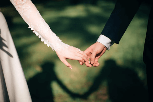 Жених сбежал со свадьбы, и невесте пришлось выйти замуж за его отца