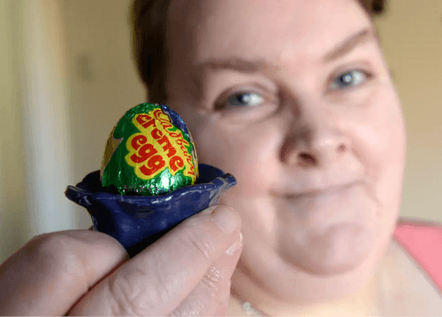 Внучка хранит 50-летнее шоколадное яйцо, которое досталось ей от бабушки
