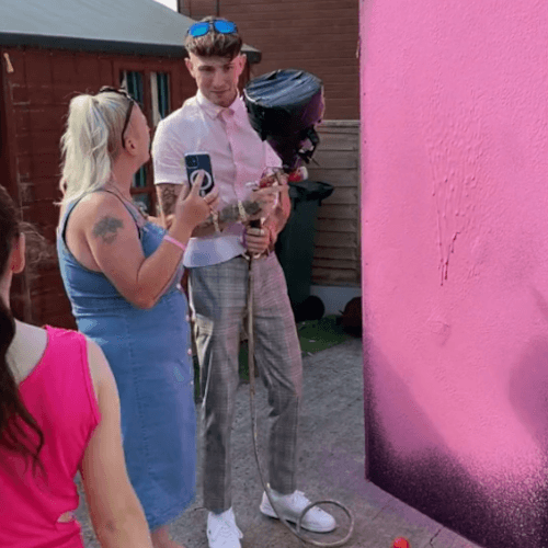 Будущий отец, покрасивший стену в розовый цвет, устроил самую скучную гендерную вечеринку