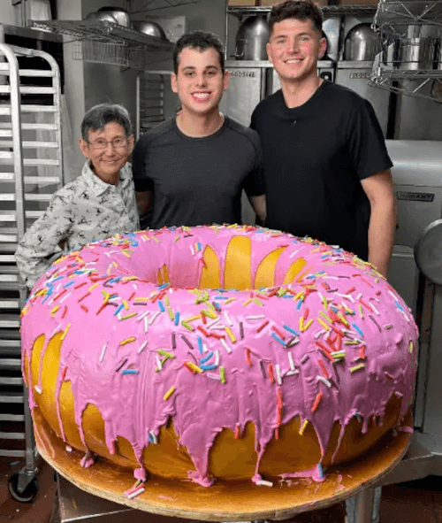 Кулинары-рекордсмены испекли огромный торт в виде пончика