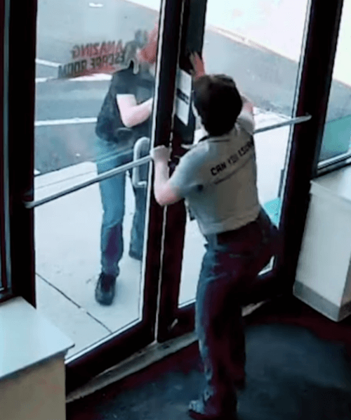 Шутник запер двери офиса и «поймал в ловушку» зазевавшегося сотрудника