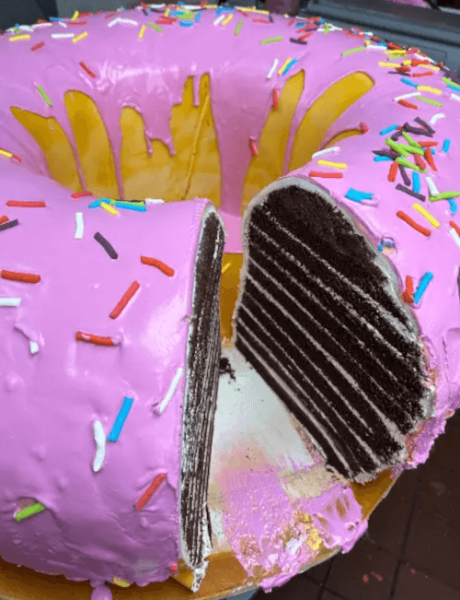 Кулинары-рекордсмены испекли огромный торт в виде пончика