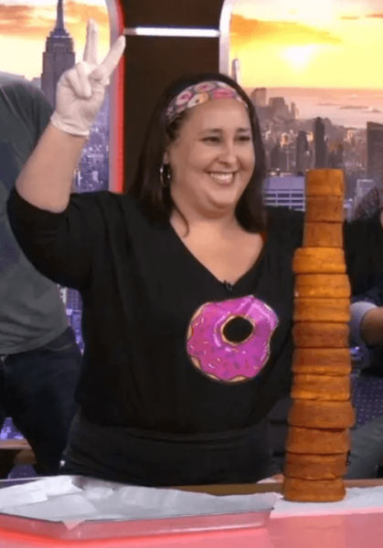 Женщина построила «башенку» из 13 пончиков и попала в Книгу рекордов Гиннеса
